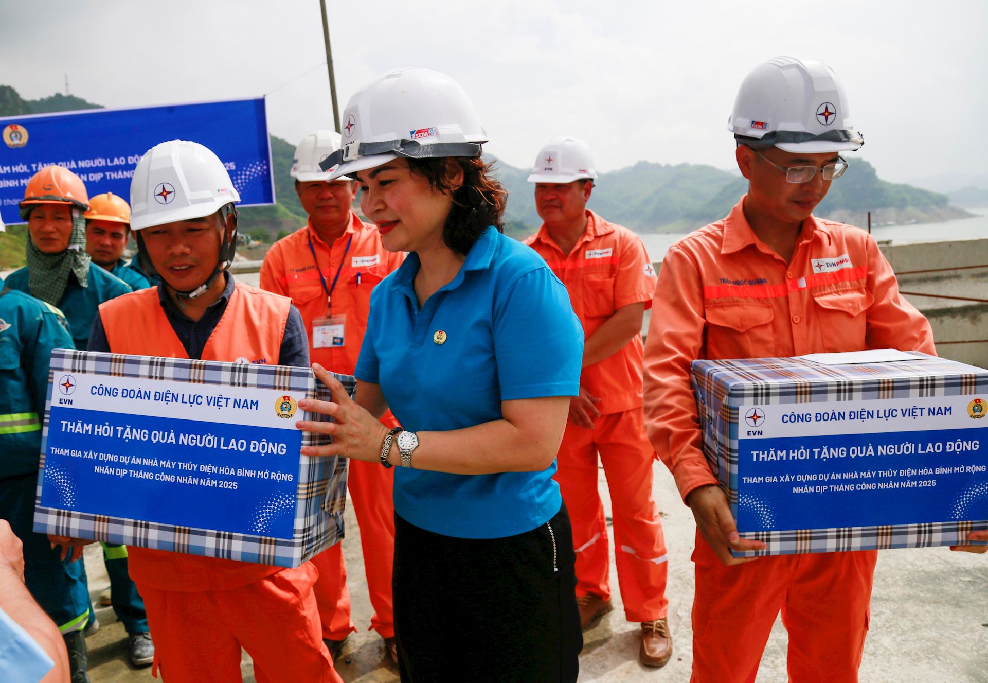 Công đoàn Điện lực Việt Nam thăm, động viên người lao động thi công Nhà máy Thủy điện Hòa Bình mở rộng 2