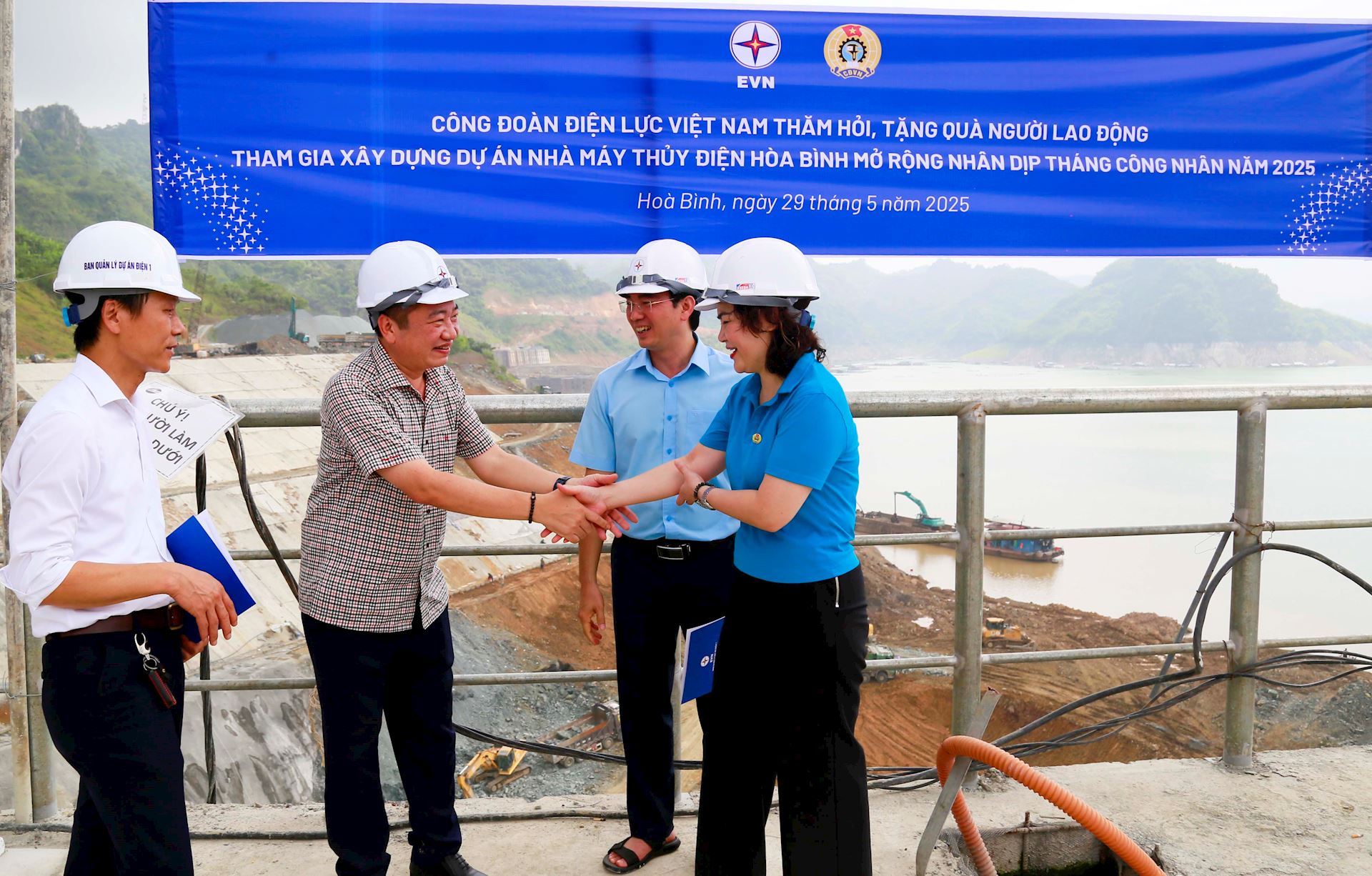 Công đoàn Điện lực Việt Nam thăm, động viên người lao động thi công Nhà máy Thủy điện Hòa Bình mở rộng 3