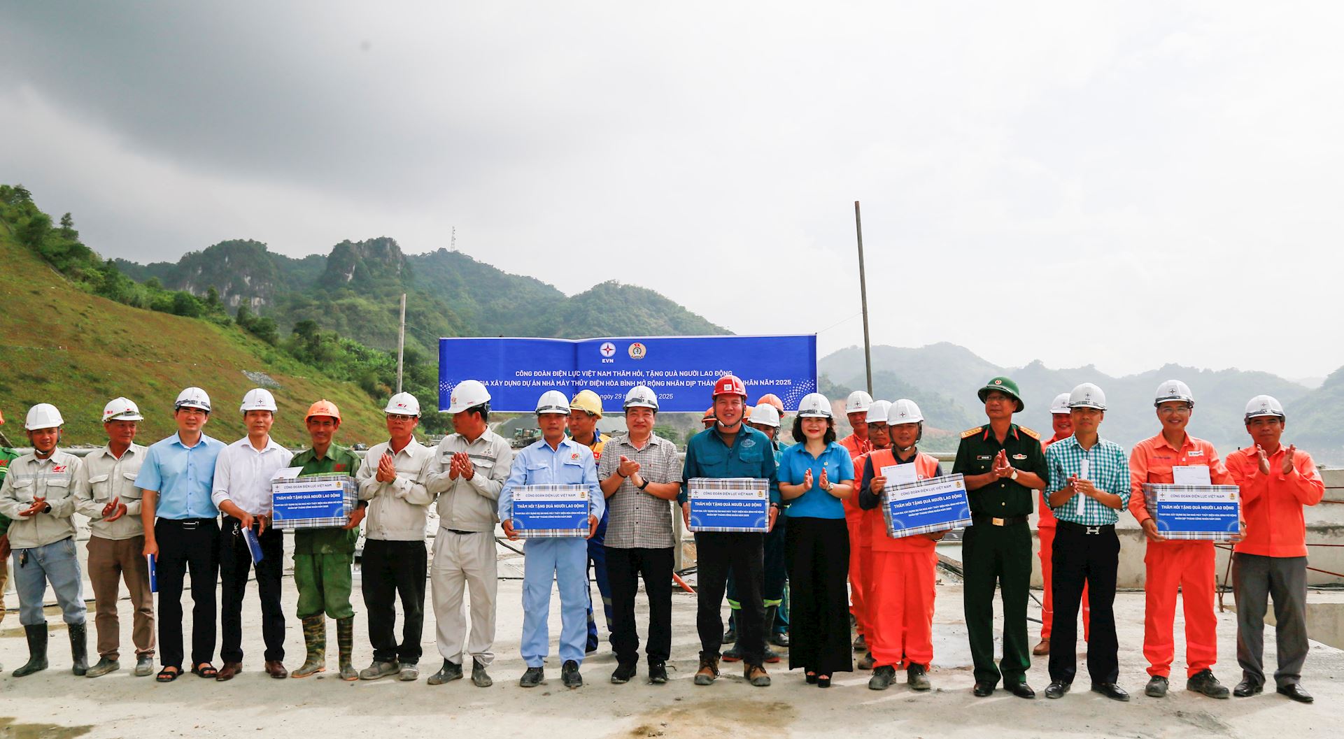 Công đoàn Điện lực Việt Nam thăm, động viên người lao động thi công Nhà máy Thủy điện Hòa Bình mở rộng