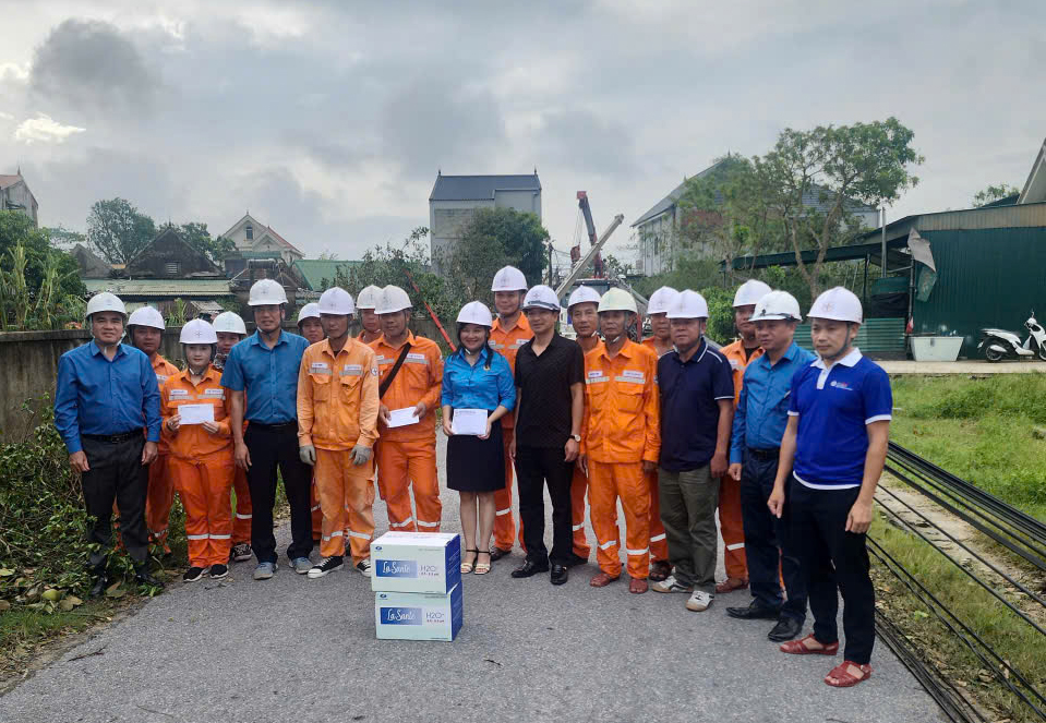 Công đoàn Điện lực Việt Nam thăm hỏi, động viên CBCNV khắc phục hậu quả bão số 10 tại Nghệ An 1