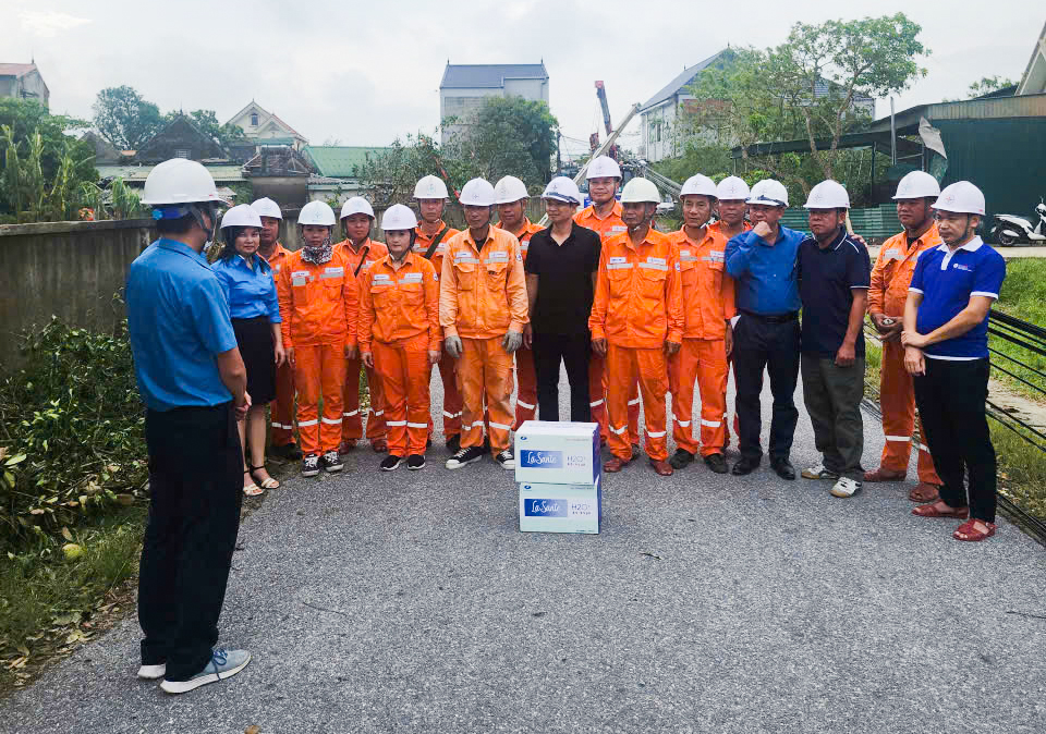 Công đoàn Điện lực Việt Nam thăm hỏi, động viên CBCNV khắc phục hậu quả bão số 10 tại Nghệ An