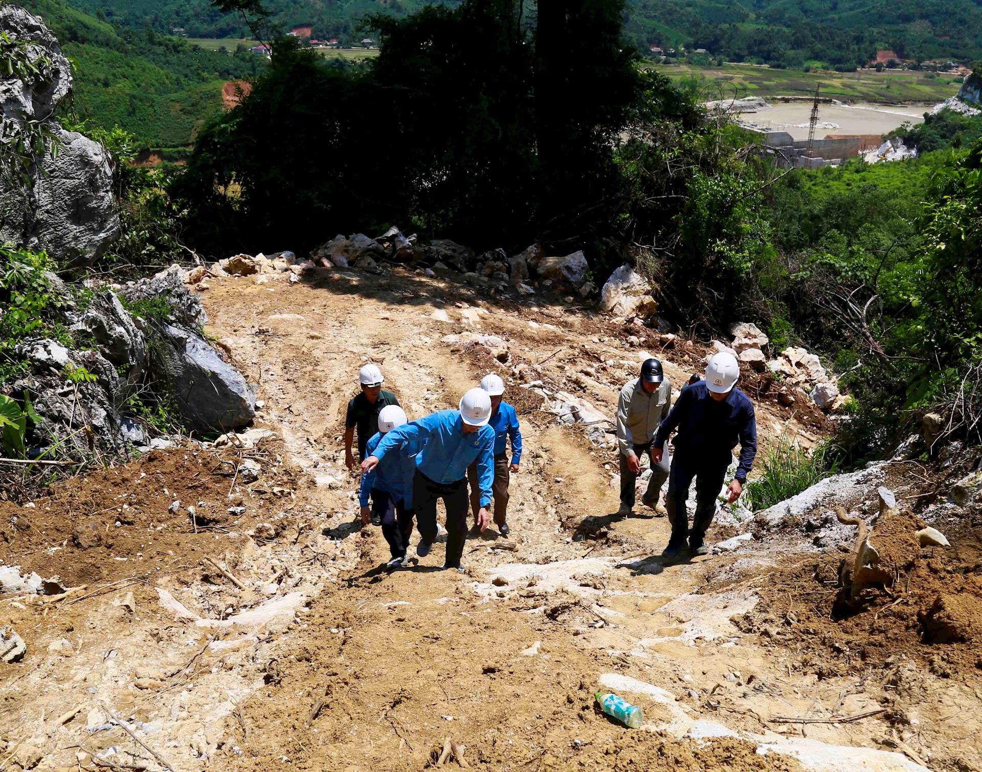 Công đoàn Điện lực Việt Nam thăm hỏi, động viên lực lượng thi công đường dây 500kV Lào Cai – Vĩnh Yên 1