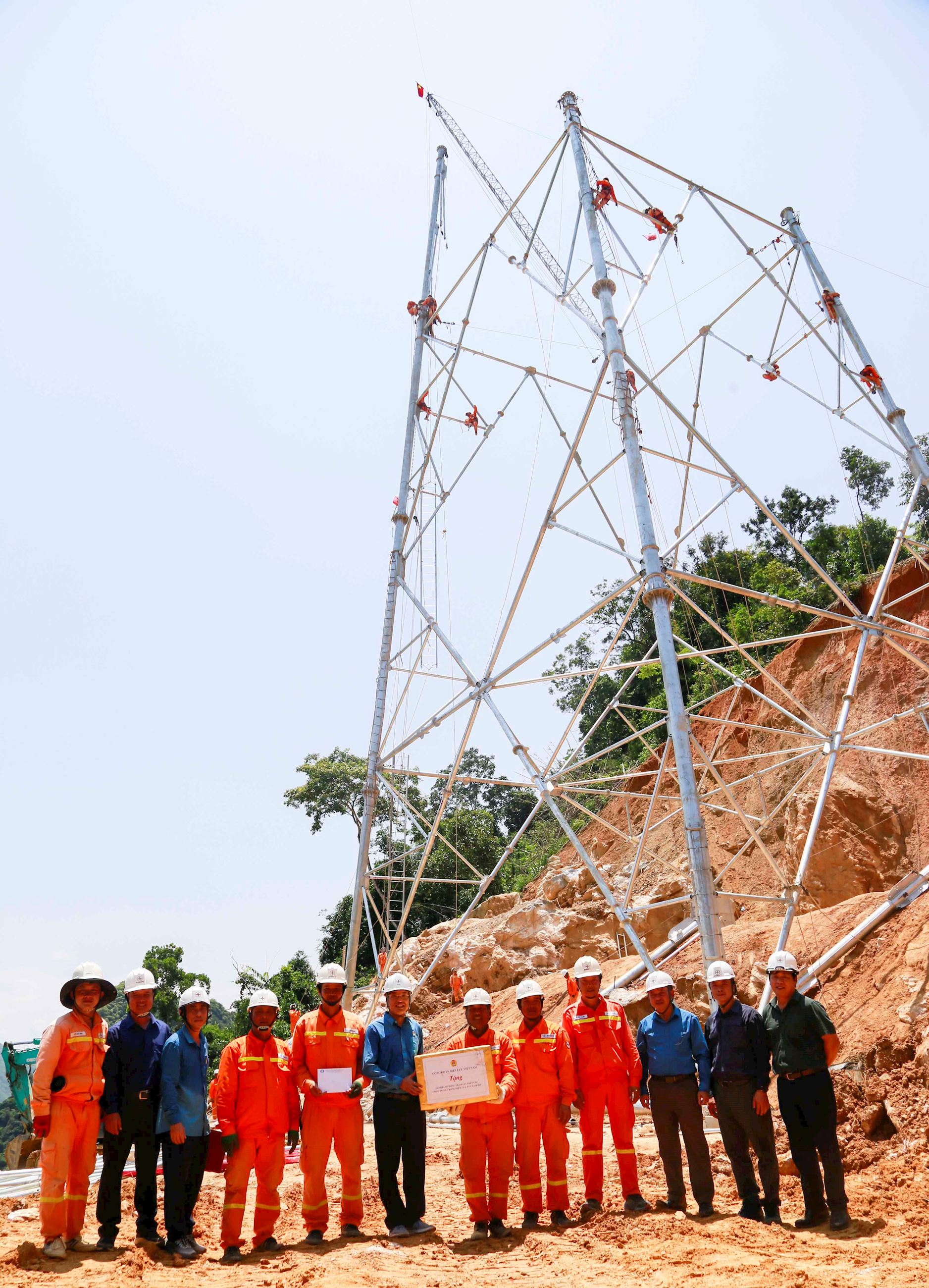 Công đoàn Điện lực Việt Nam thăm hỏi, động viên lực lượng thi công đường dây 500kV Lào Cai – Vĩnh Yên 2