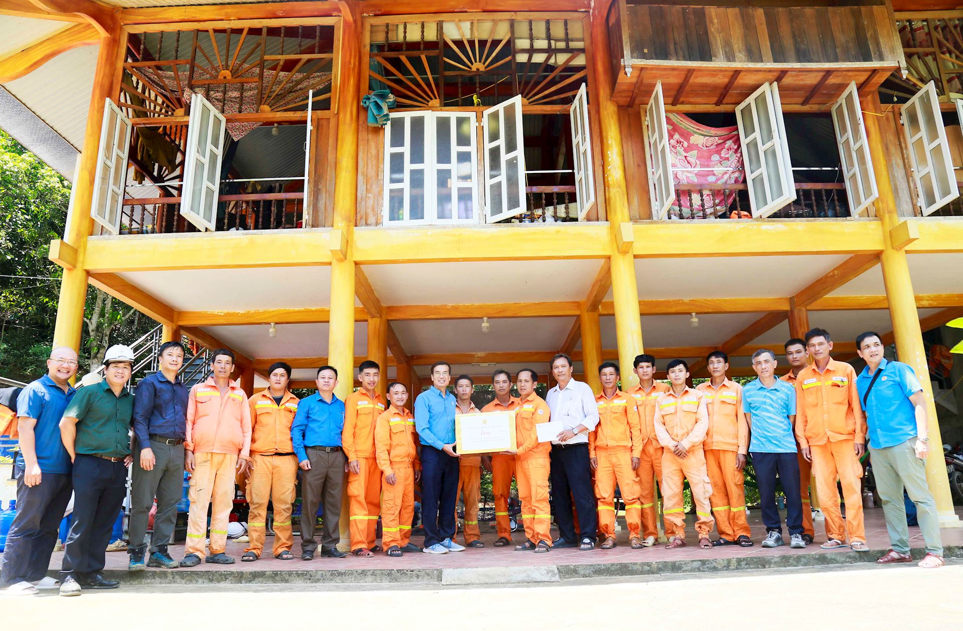 Công đoàn Điện lực Việt Nam thăm hỏi, động viên lực lượng thi công đường dây 500kV Lào Cai – Vĩnh Yên 3