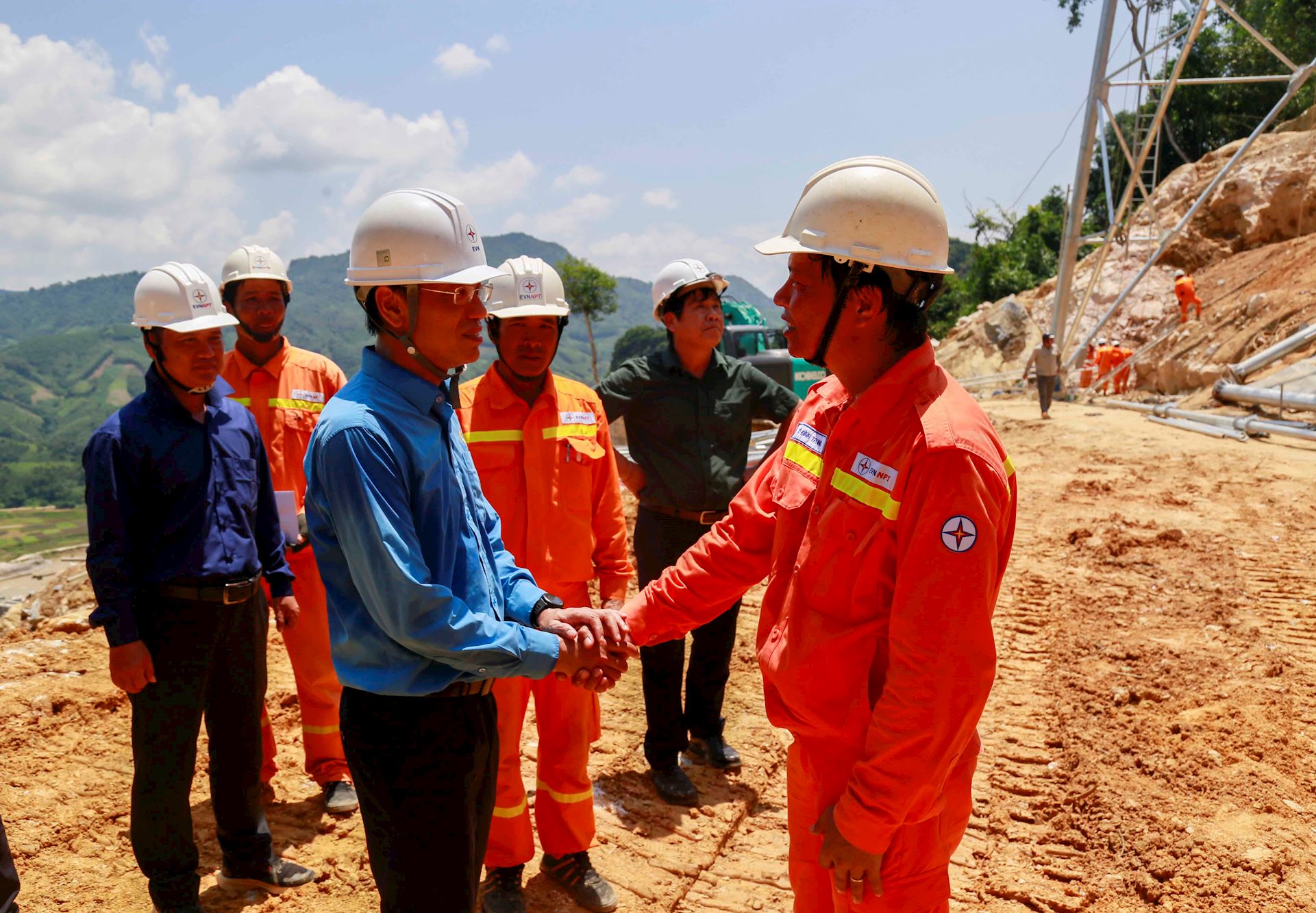 Công đoàn Điện lực Việt Nam thăm hỏi, động viên lực lượng thi công đường dây 500kV Lào Cai – Vĩnh Yên 4