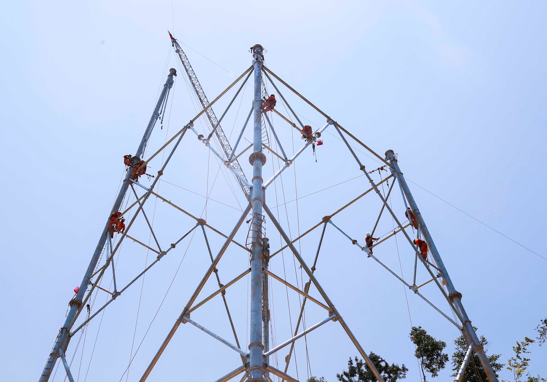 Công đoàn Điện lực Việt Nam thăm hỏi, động viên lực lượng thi công đường dây 500kV Lào Cai – Vĩnh Yên 5