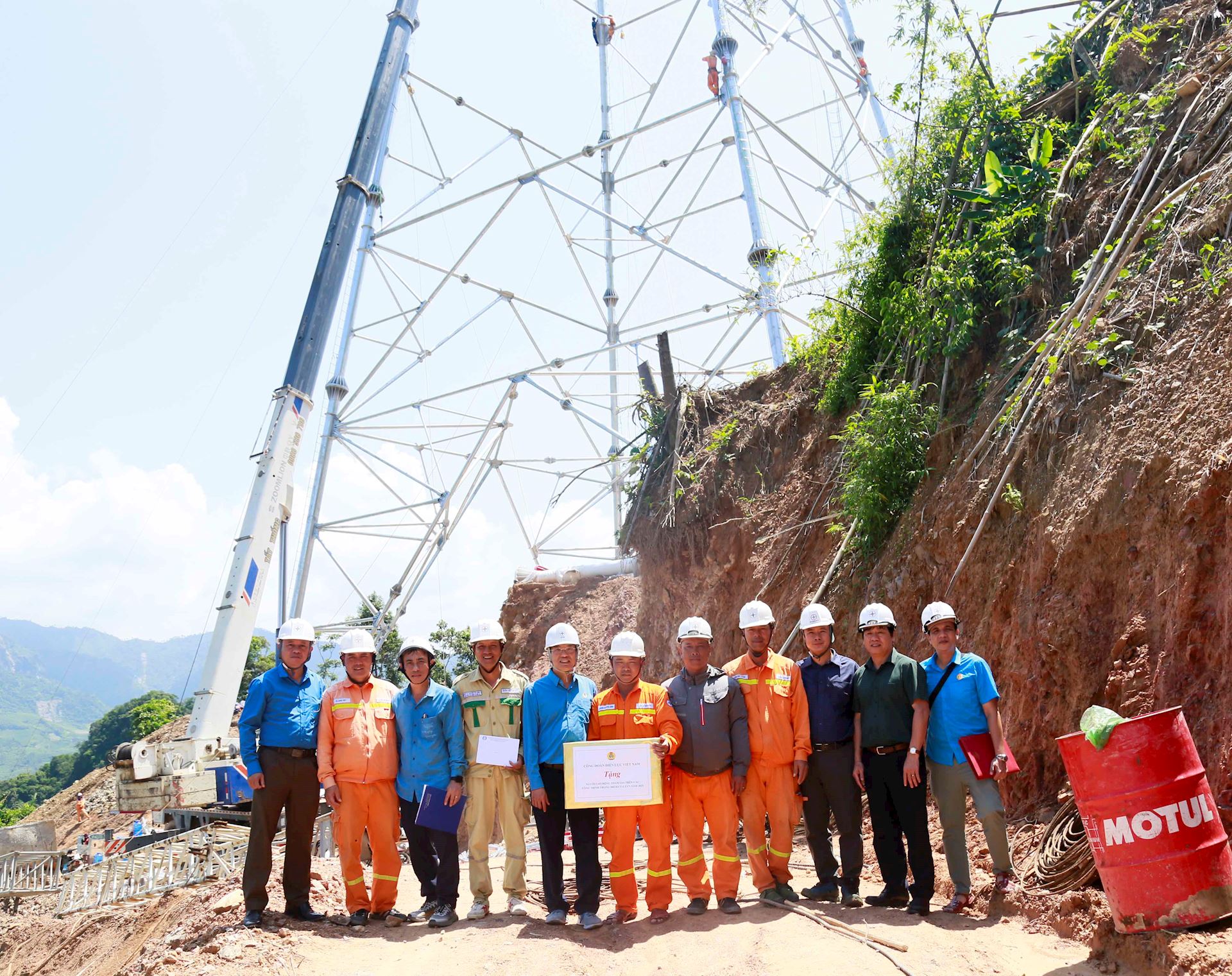 Công đoàn Điện lực Việt Nam thăm hỏi, động viên lực lượng thi công đường dây 500kV Lào Cai – Vĩnh Yên