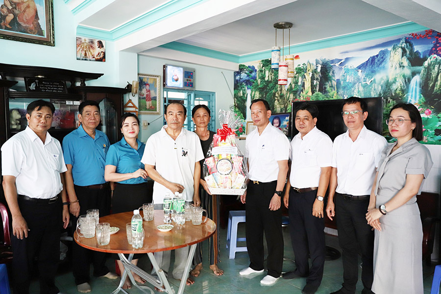 Công đoàn Điện lực Việt Nam thăm hỏi người lao động Nhà máy Nhiệt điện Vĩnh Tân 4 nhân Tháng Công nhân năm 2025 3