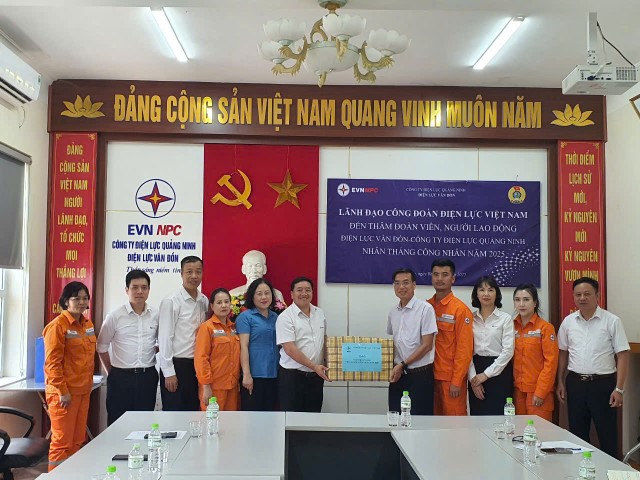 Công đoàn Điện lực Việt Nam thăm hỏi, tặng quà người lao động Điện lực Vân Đồn - PC Quảng Ninh, nhân Tháng Công nhân 2