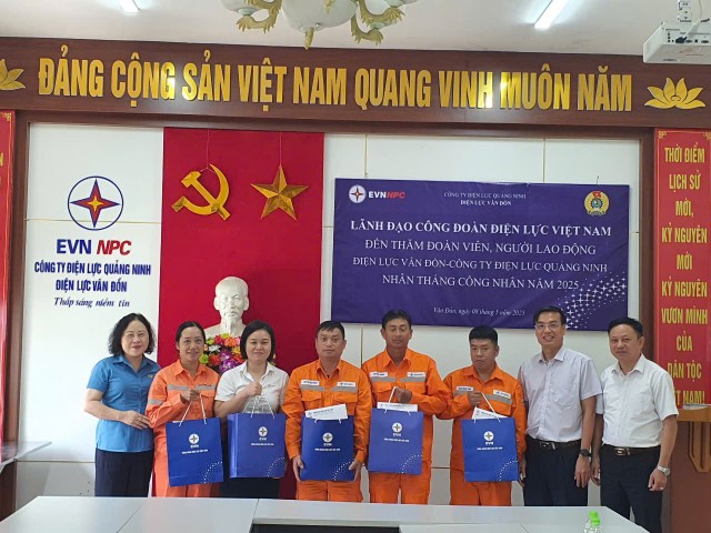 Công đoàn Điện lực Việt Nam thăm hỏi, tặng quà người lao động Điện lực Vân Đồn - PC Quảng Ninh, nhân Tháng Công nhân 3