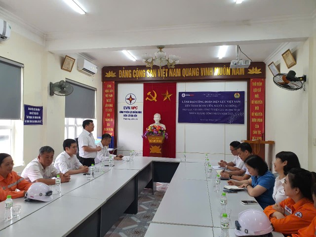 Công đoàn Điện lực Việt Nam thăm hỏi, tặng quà người lao động Điện lực Vân Đồn - PC Quảng Ninh, nhân Tháng Công nhân