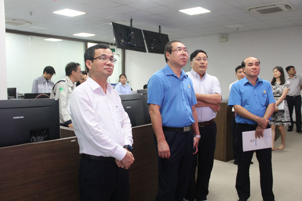 Công đoàn Điện lực Việt Nam thăm hỏi, tặng quà người lao động EVNICT 4