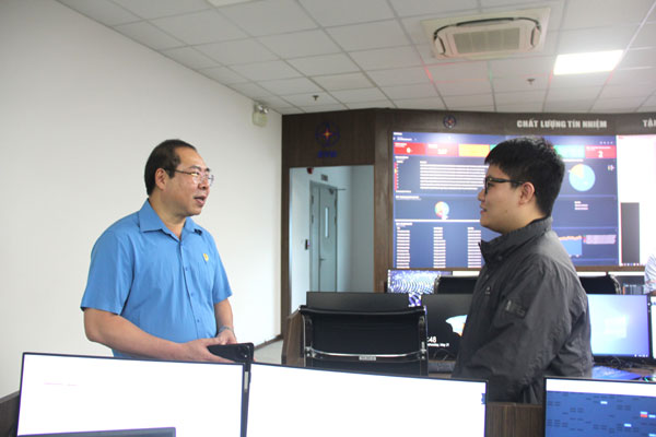 Công đoàn Điện lực Việt Nam thăm hỏi, tặng quà người lao động EVNICT 6