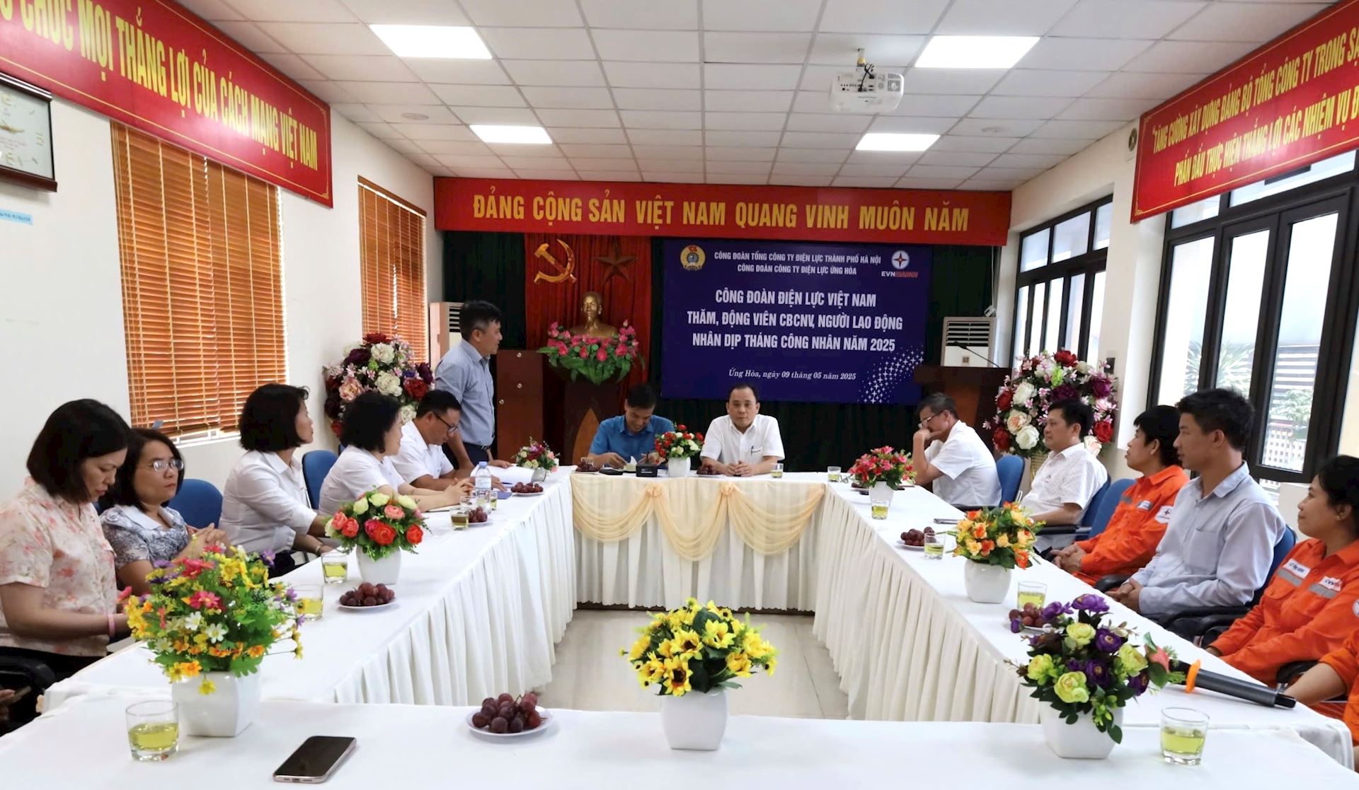 Công đoàn Điện lực Việt Nam thăm hỏi, tặng quà người lao động tại Công ty Điện lực Ứng Hòa – Tổng công ty Điện lực TP Hà Nội, nhân dịp Tháng Công nhân.  1