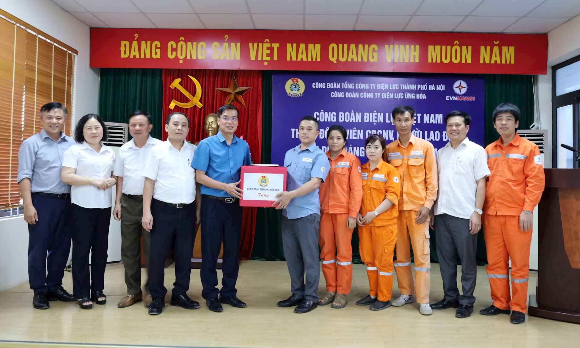 Công đoàn Điện lực Việt Nam thăm hỏi, tặng quà người lao động tại Công ty Điện lực Ứng Hòa – Tổng công ty Điện lực TP Hà Nội, nhân dịp Tháng Công nhân.  2
