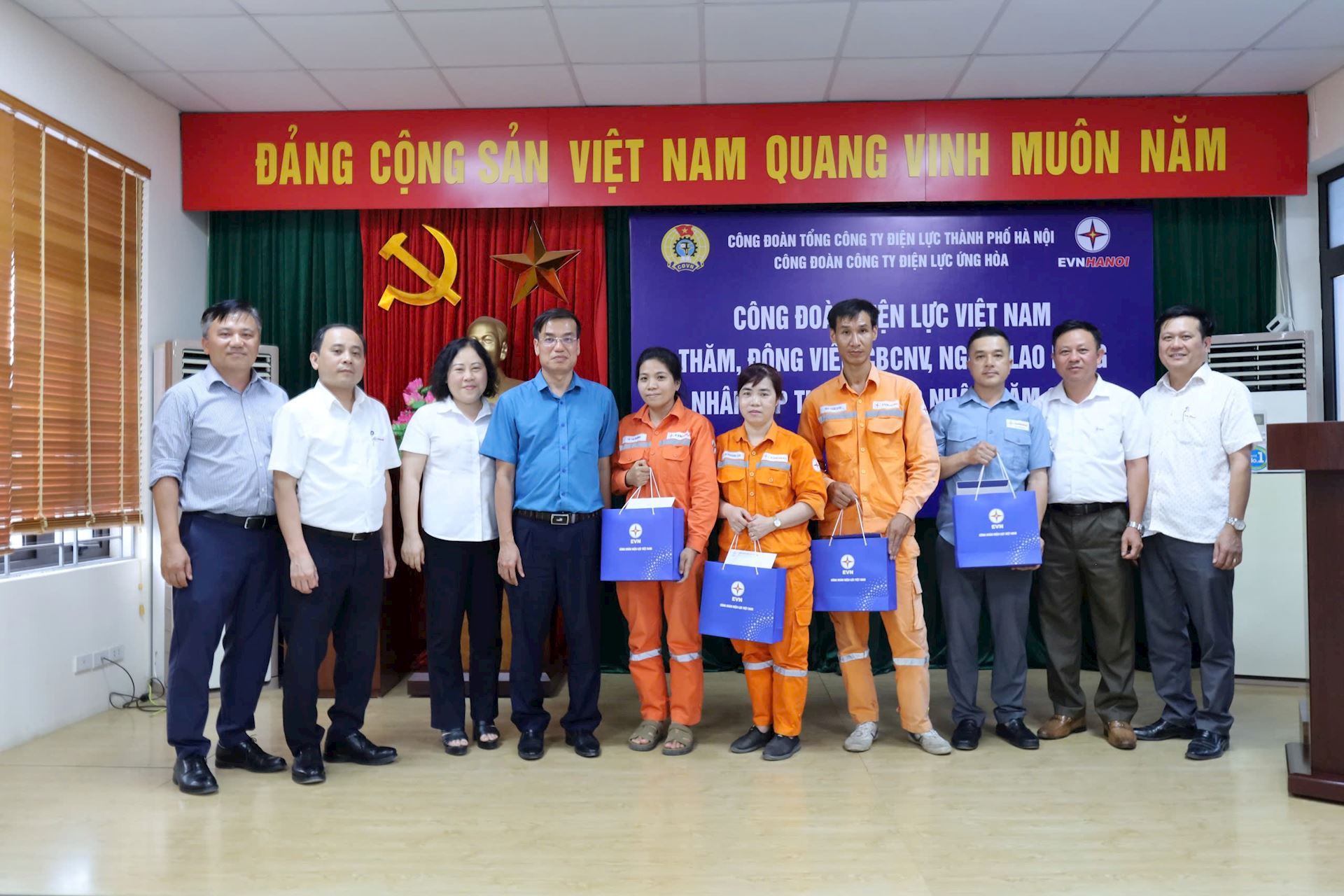 Công đoàn Điện lực Việt Nam thăm hỏi, tặng quà người lao động tại Công ty Điện lực Ứng Hòa – Tổng công ty Điện lực TP Hà Nội, nhân dịp Tháng Công nhân.  3