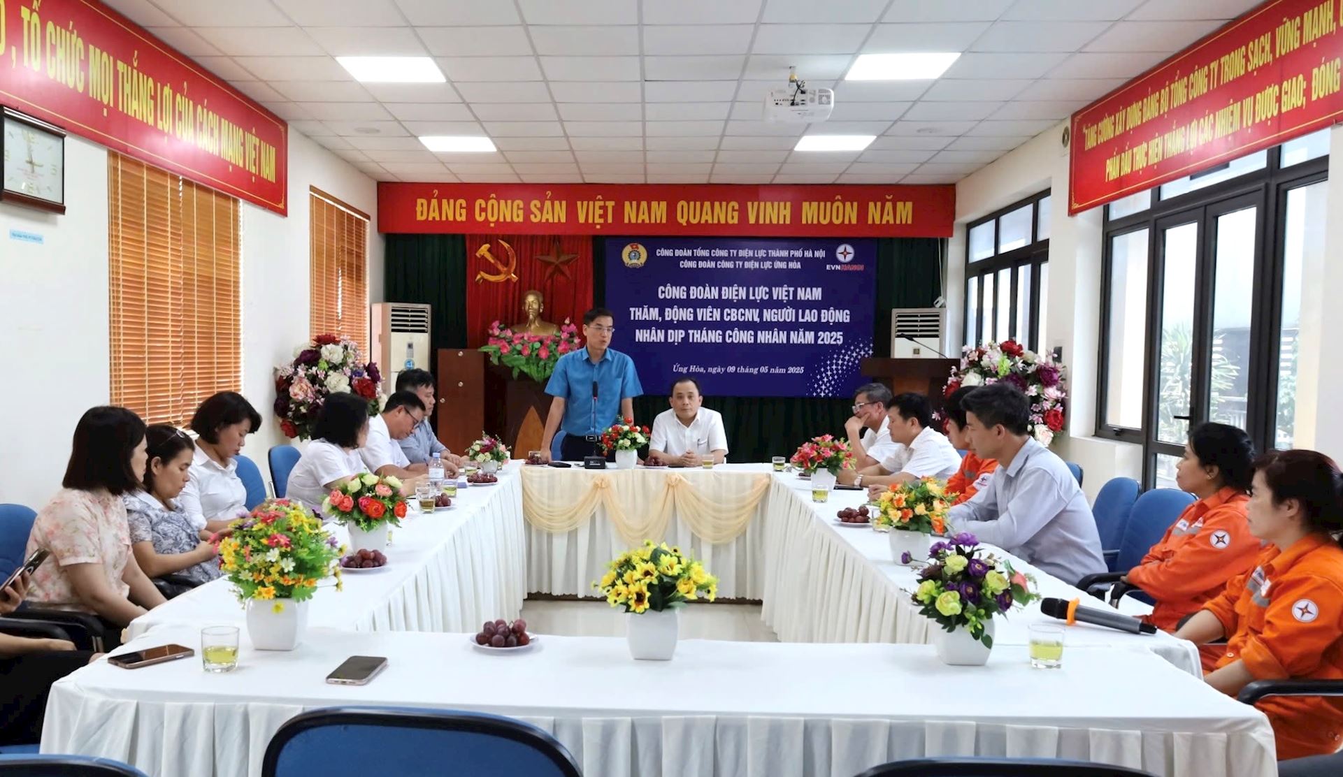Công đoàn Điện lực Việt Nam thăm hỏi, tặng quà người lao động tại Công ty Điện lực Ứng Hòa – Tổng công ty Điện lực TP Hà Nội, nhân dịp Tháng Công nhân. 