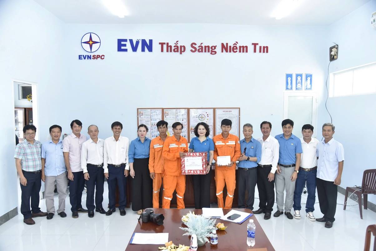 Công đoàn Điện lực Việt Nam thăm hỏi Tháng công nhân tại Công ty Điện lực Kiên Giang  2