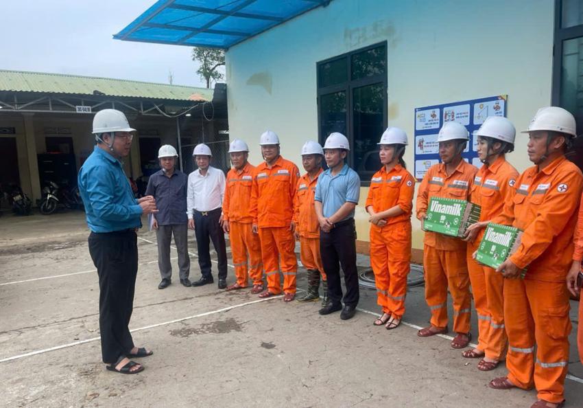 Công đoàn Điện lực Việt Nam tiếp sức người lao động sau bão số 5 1