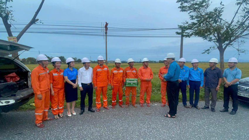 Công đoàn Điện lực Việt Nam tiếp sức người lao động sau bão số 5 2