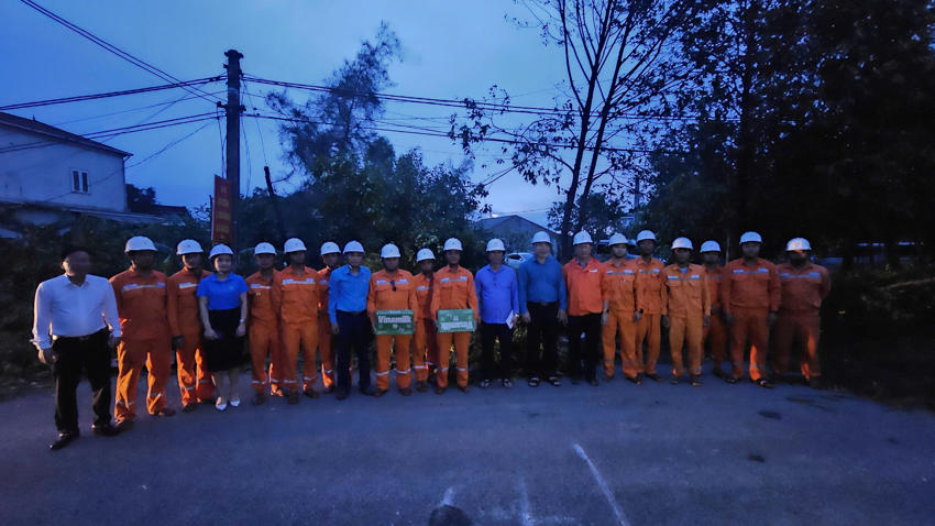 Công đoàn Điện lực Việt Nam tiếp sức người lao động sau bão số 5 3