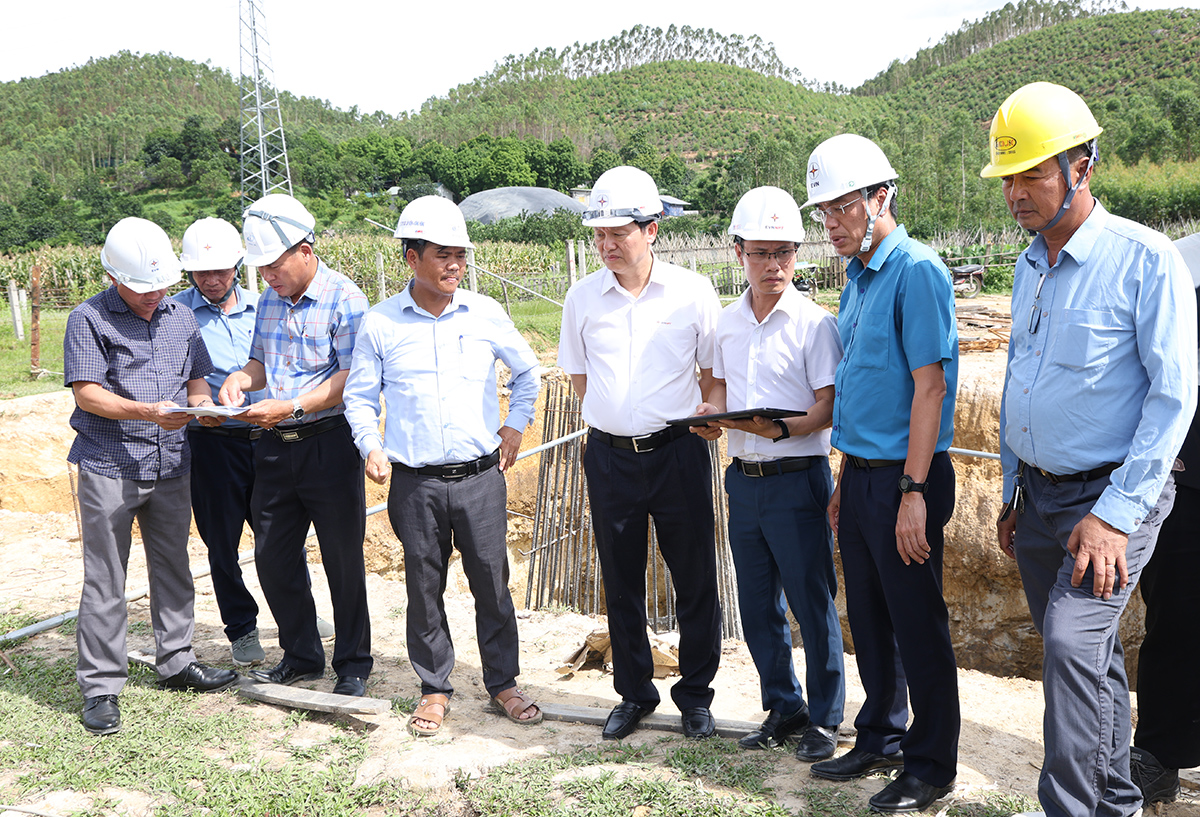 Công đoàn Điện lực Việt Nam tiếp sức người lao động tại 2 dự án truyền tải điện trọng điểm trong đó có dự án được chọn gắn biển chào mừng Đại hội Đảng bộ EVN lần thứ IV 2