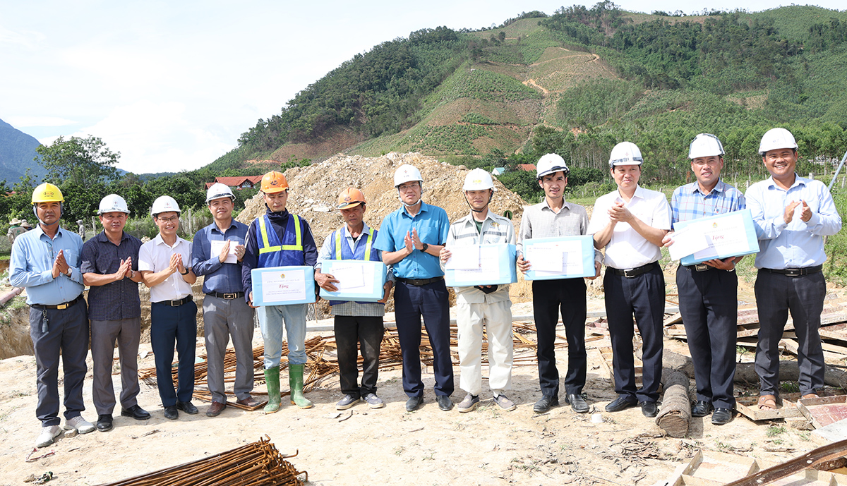 Công đoàn Điện lực Việt Nam tiếp sức người lao động tại 2 dự án truyền tải điện trọng điểm trong đó có dự án được chọn gắn biển chào mừng Đại hội Đảng bộ EVN lần thứ IV 3