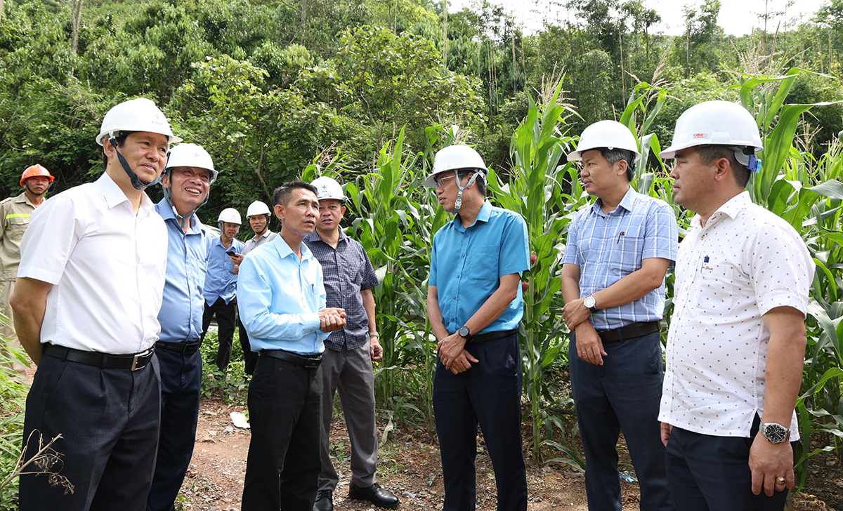 Công đoàn Điện lực Việt Nam tiếp sức người lao động tại 2 dự án truyền tải điện trọng điểm trong đó có dự án được chọn gắn biển chào mừng Đại hội Đảng bộ EVN lần thứ IV