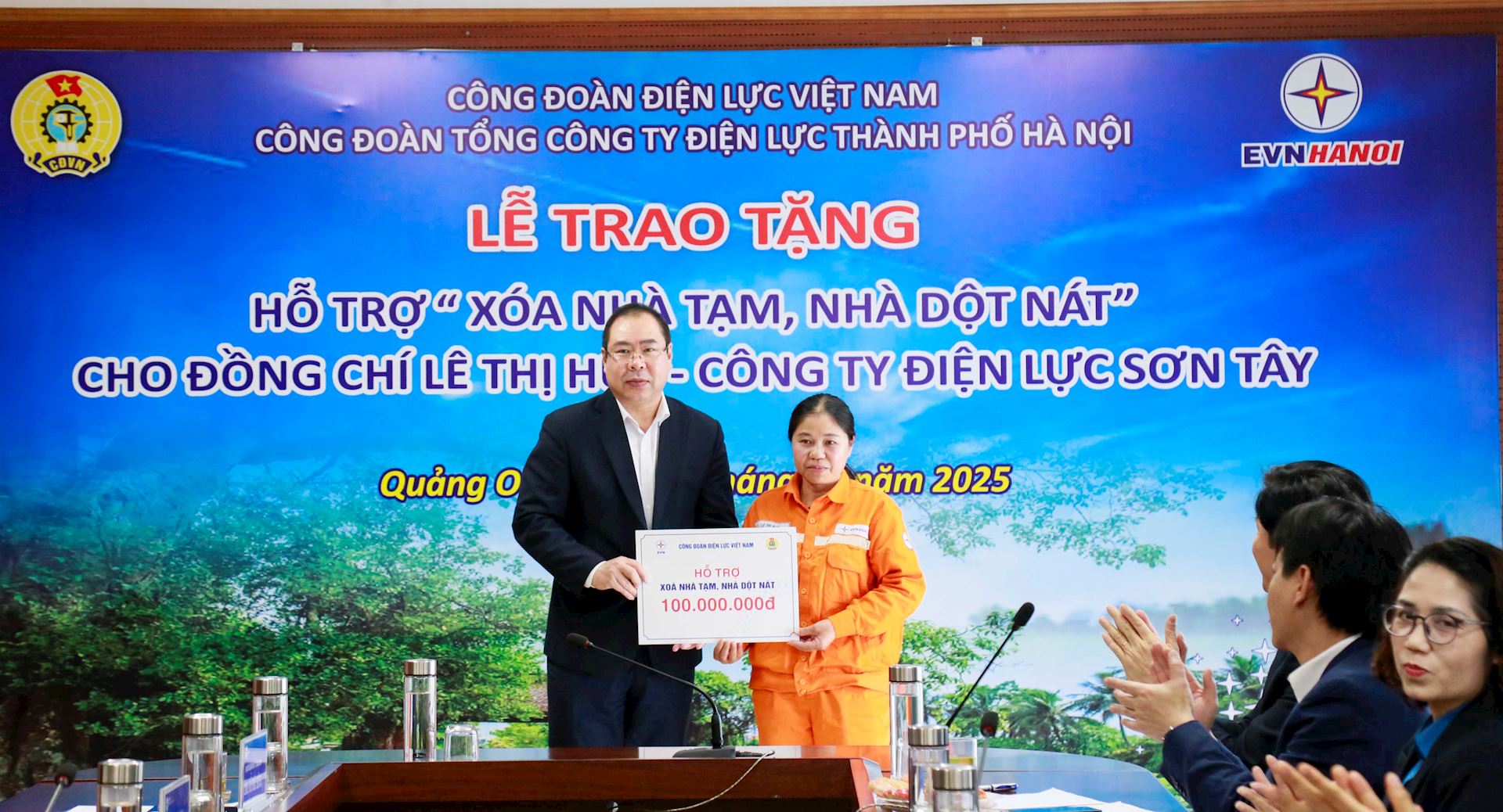 Công đoàn Điện lực Việt Nam trao hỗ trợ kinh phí thực hiện chương trình “Xóa nhà tạm, nhà dột nát” 1