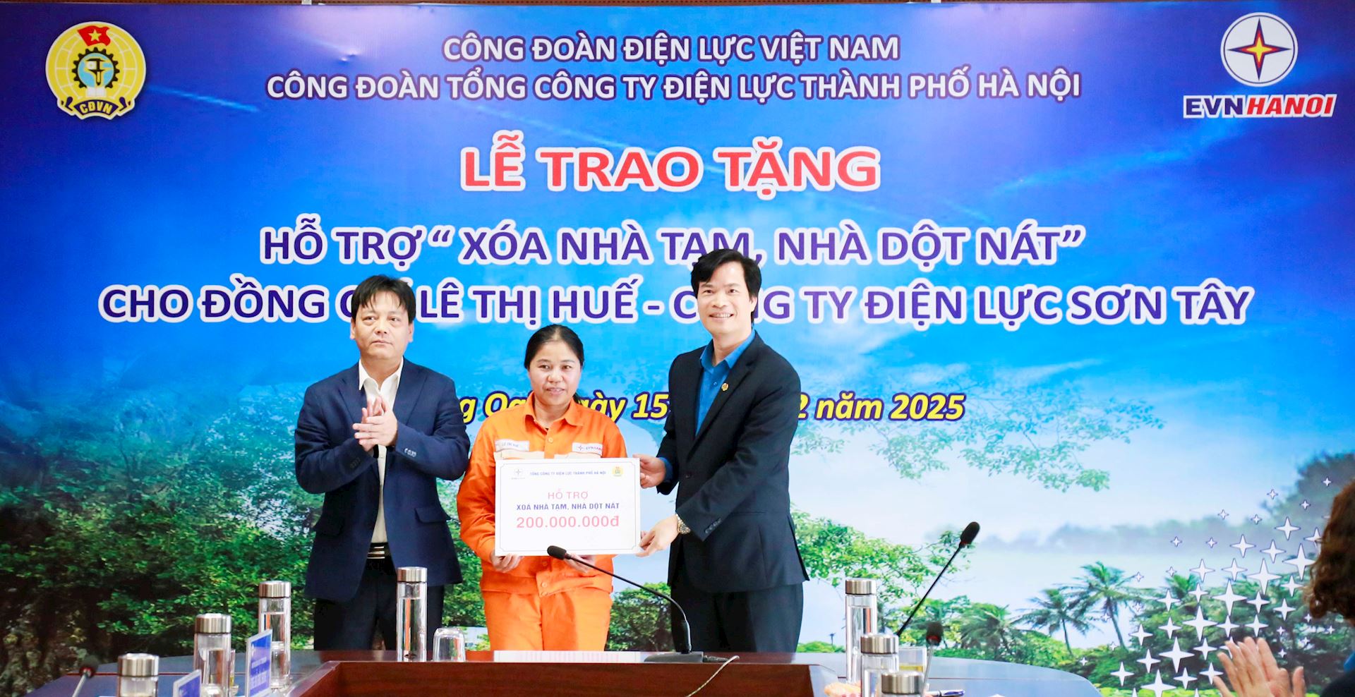 Công đoàn Điện lực Việt Nam trao hỗ trợ kinh phí thực hiện chương trình “Xóa nhà tạm, nhà dột nát” 3
