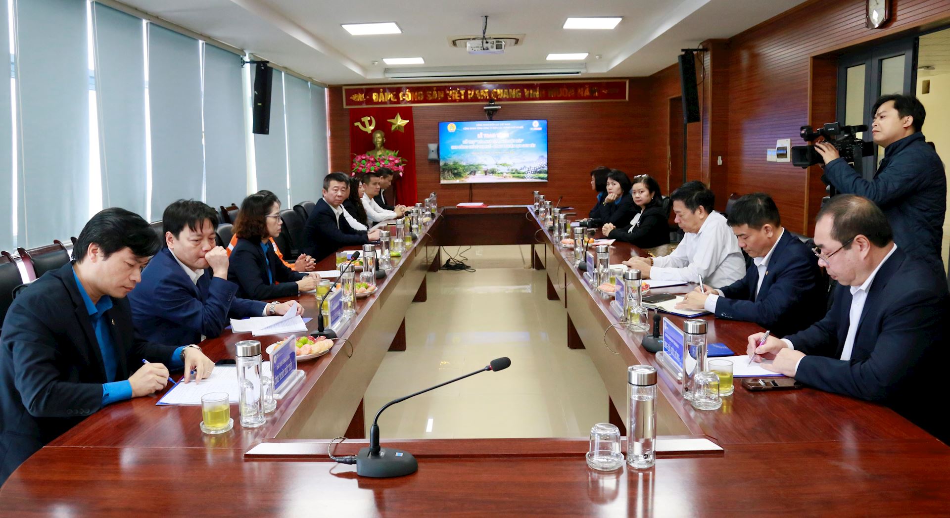 Công đoàn Điện lực Việt Nam trao hỗ trợ kinh phí thực hiện chương trình “Xóa nhà tạm, nhà dột nát” 5