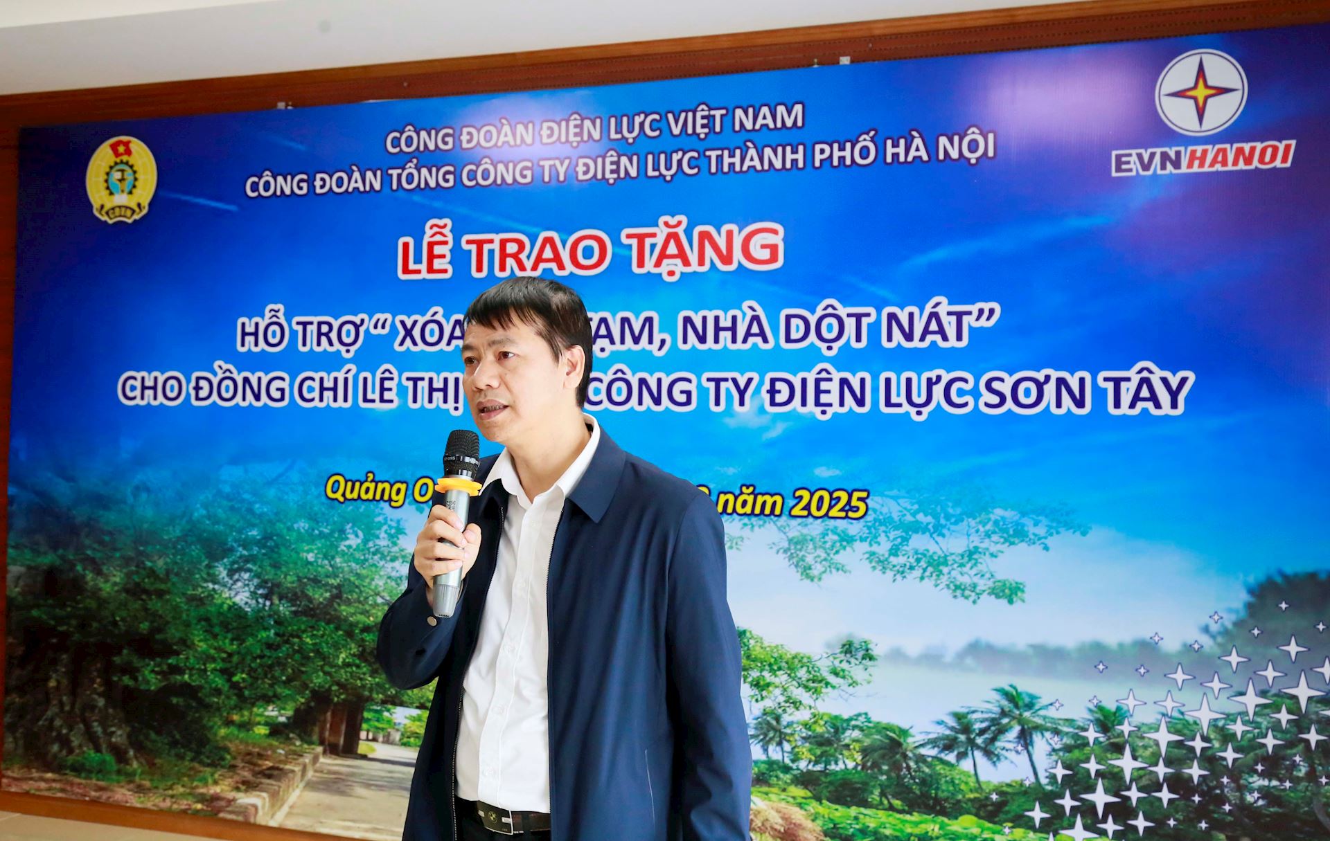 Công đoàn Điện lực Việt Nam trao hỗ trợ kinh phí thực hiện chương trình “Xóa nhà tạm, nhà dột nát”