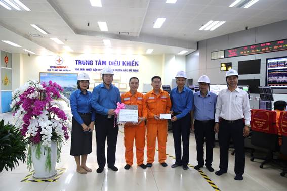 Công đoàn Điện lực Việt Nam và Tổng công ty Phát điện 1 thăm, động viên người lao động Công ty Nhiệt điện Duyên Hải nhân Tháng Công nhân