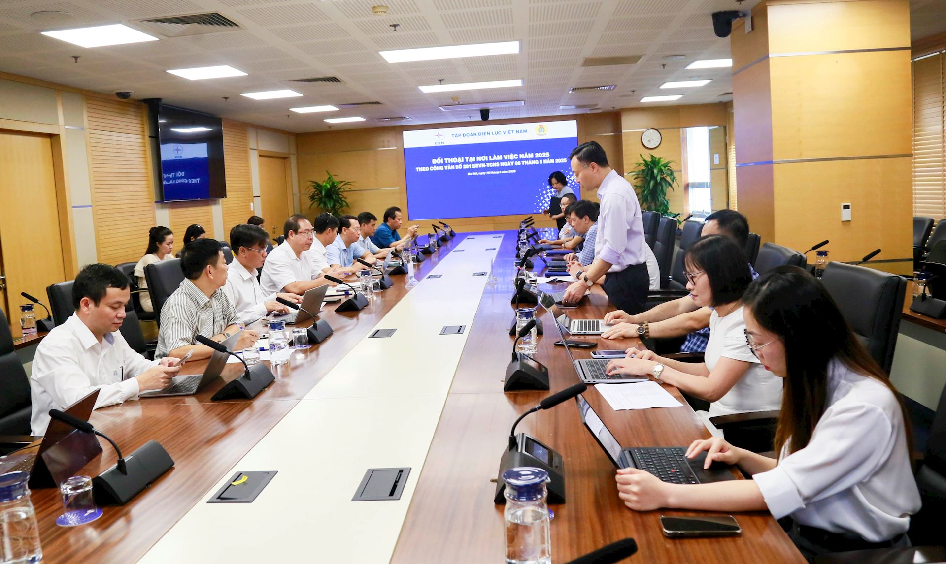 Công đoàn ĐLVN: Đối thoại tại nơi làm việc về dự thảo Quy chế phân phối tiền lương EVN năm 2025.
