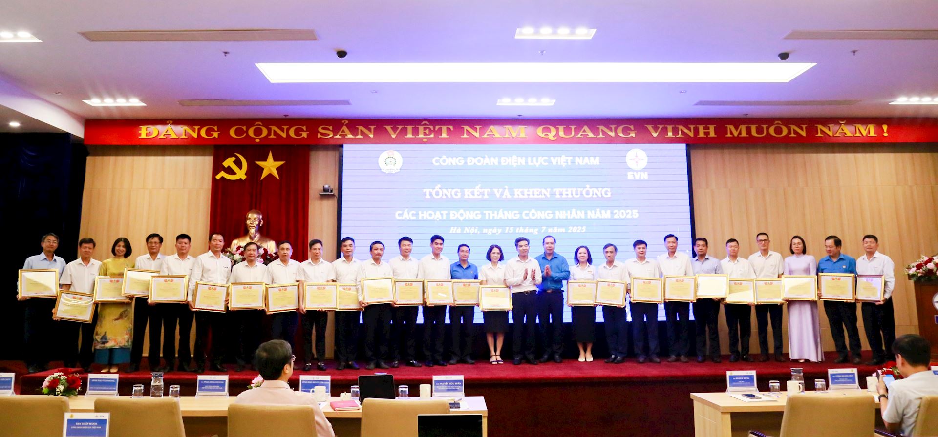 Công đoàn ĐLVN khen thưởng 27 tập thể và 29 cá nhân tại Hội nghị tổng kết Tháng Công nhân năm 2025. 1