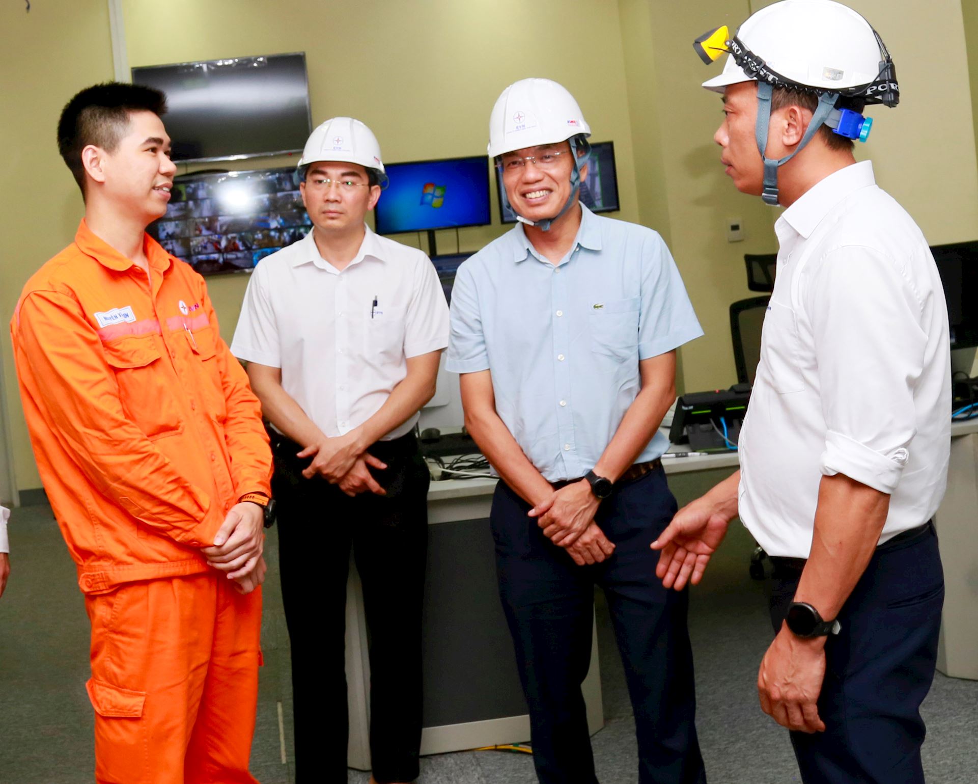Công đoàn ĐLVN kiểm tra phong trào thi đua đảm bảo cung cấp điện an toàn, ổn định mùa nắng nóng 2025 13