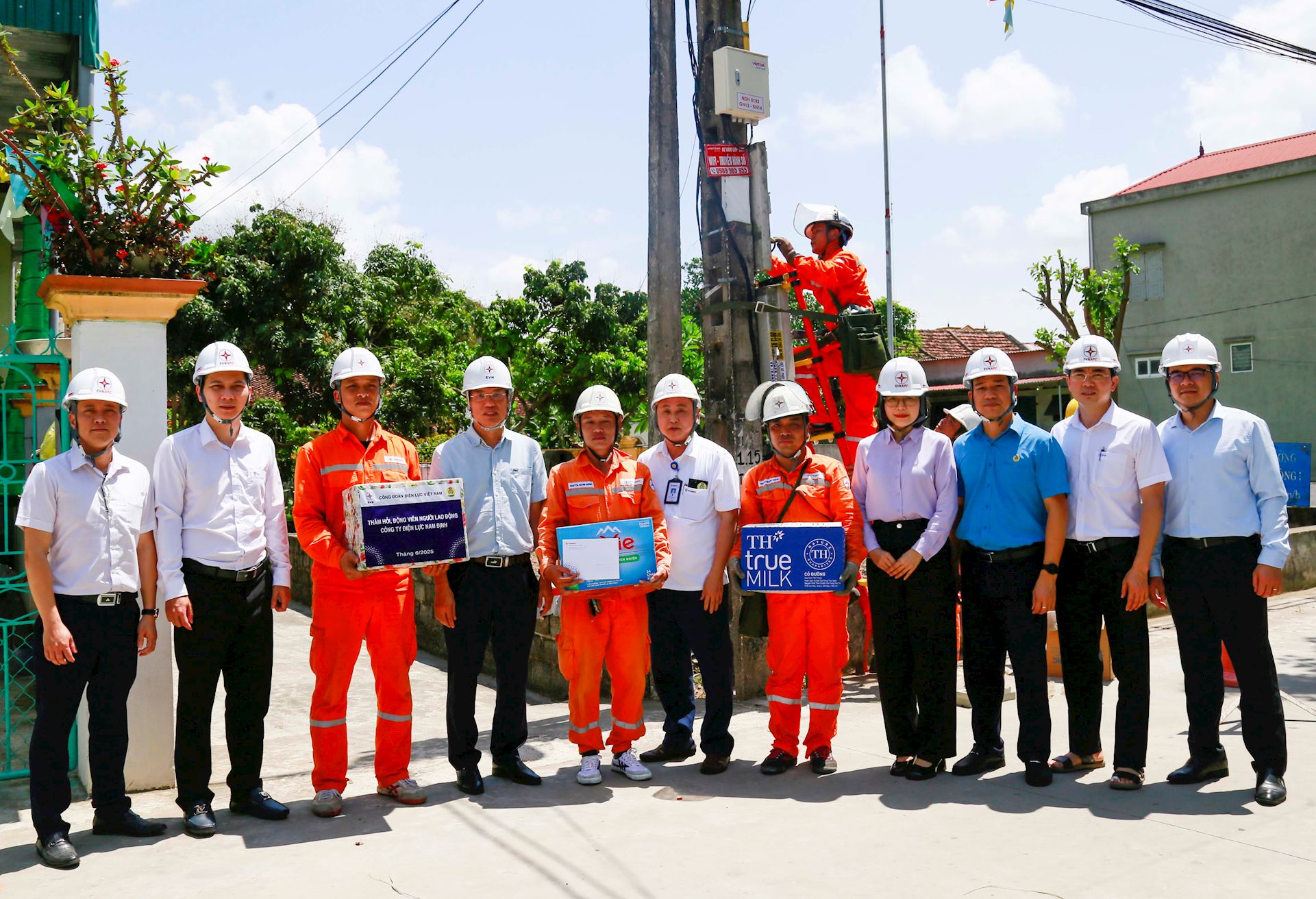 Công đoàn ĐLVN kiểm tra phong trào thi đua đảm bảo cung cấp điện an toàn, ổn định mùa nắng nóng 2025 4