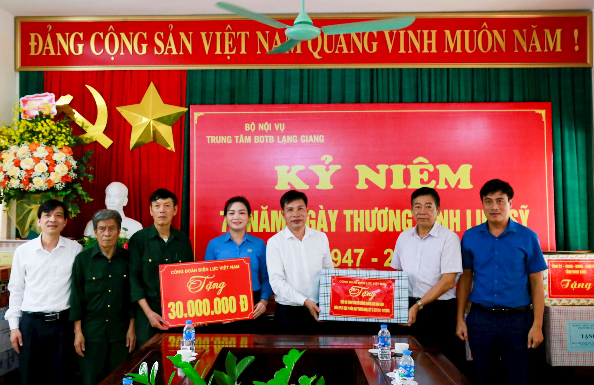 Công đoàn ĐLVN thăm hỏi, tặng quà các Trung tâm điều dưỡng Thương binh nhân ngày 27/7 2
