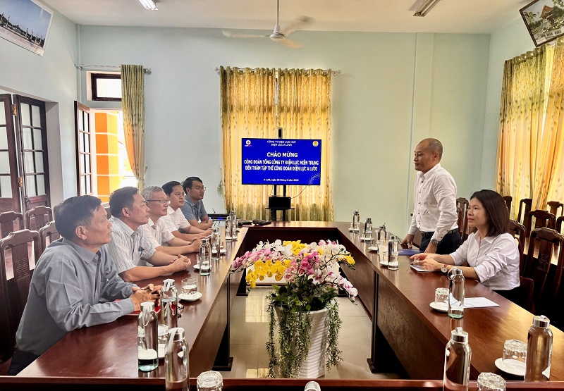 Công đoàn EVNCPC thăm, tặng quà cho người lao động Công ty Điện lực Huế nhân Tháng công nhân năm 2025 1