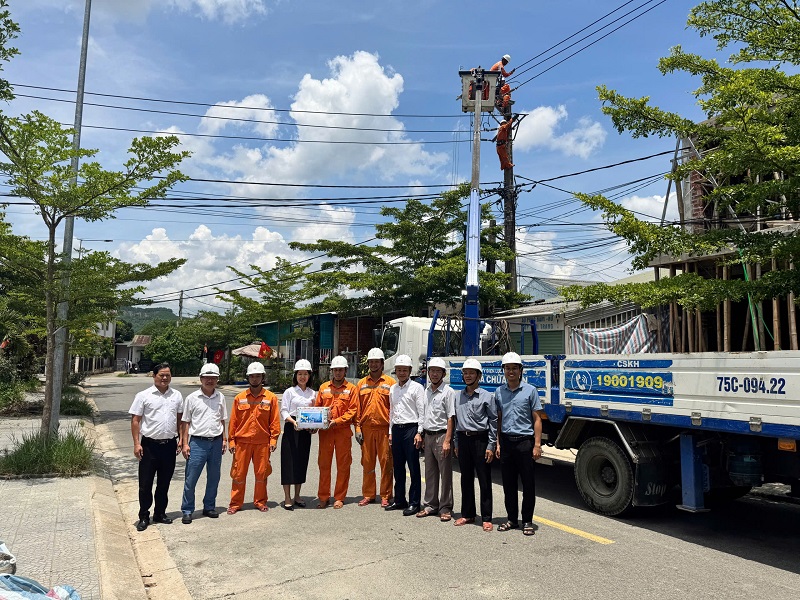 Công đoàn EVNCPC thăm, tặng quà cho người lao động Công ty Điện lực Huế nhân Tháng công nhân năm 2025 2
