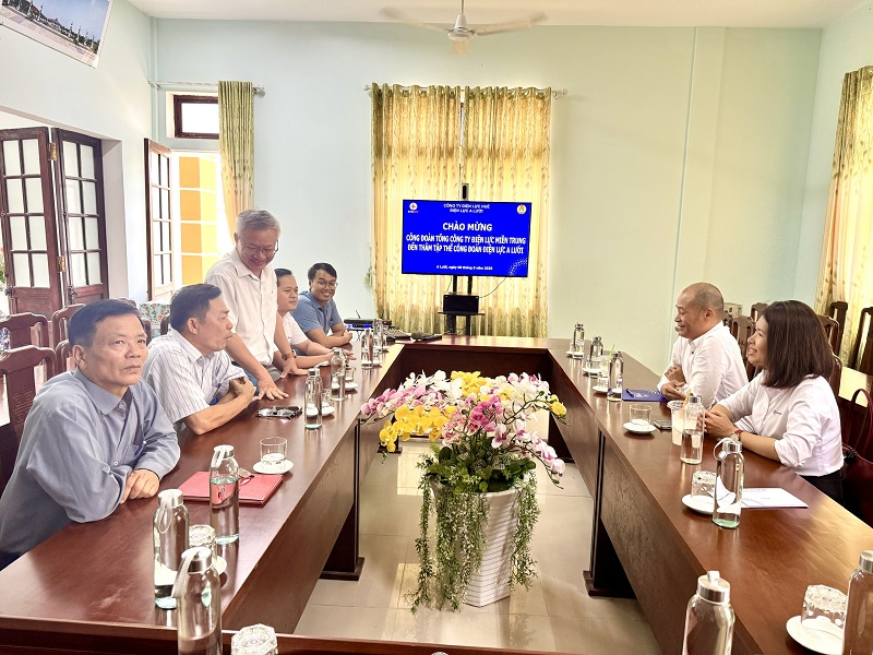 Công đoàn EVNCPC thăm, tặng quà cho người lao động Công ty Điện lực Huế nhân Tháng công nhân năm 2025 3