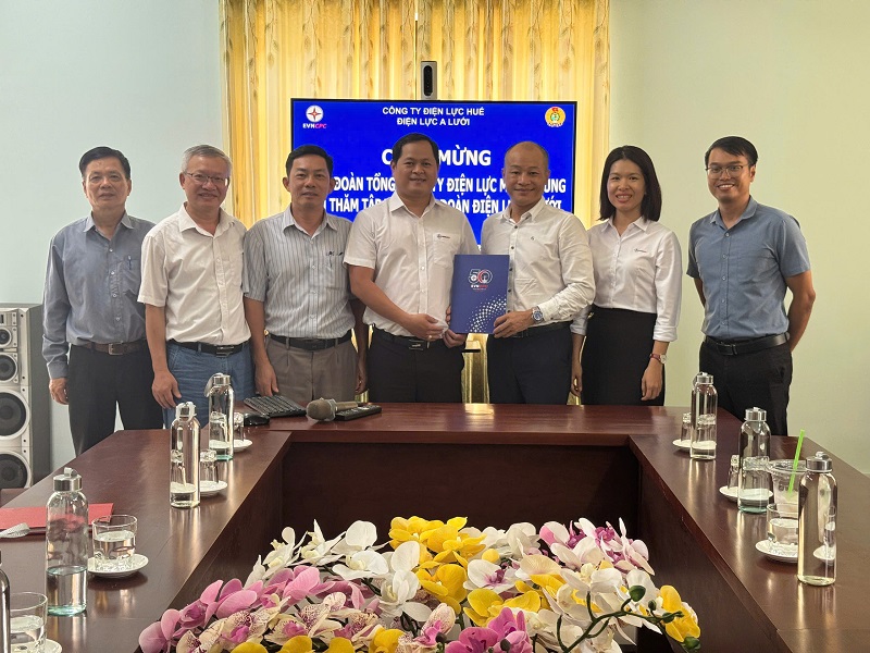 Công đoàn EVNCPC thăm, tặng quà cho người lao động Công ty Điện lực Huế nhân Tháng công nhân năm 2025 4
