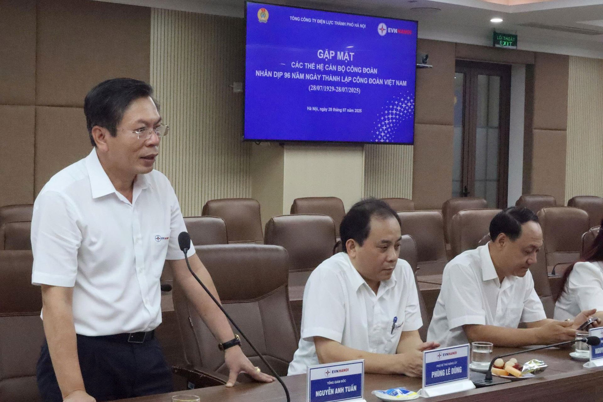 Công đoàn EVNHANOI gặp mặt các thế hệ cán bộ Công đoàn nhân kỷ niệm 96 năm ngày thành lập Công đoàn Việt Nam. 1
