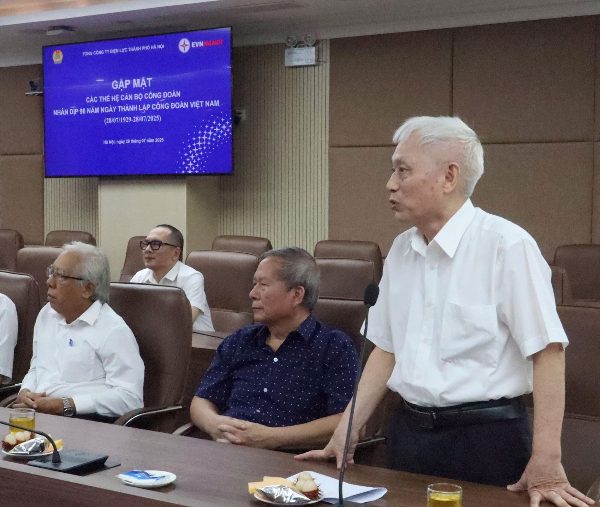 Công đoàn EVNHANOI gặp mặt các thế hệ cán bộ Công đoàn nhân kỷ niệm 96 năm ngày thành lập Công đoàn Việt Nam. 2