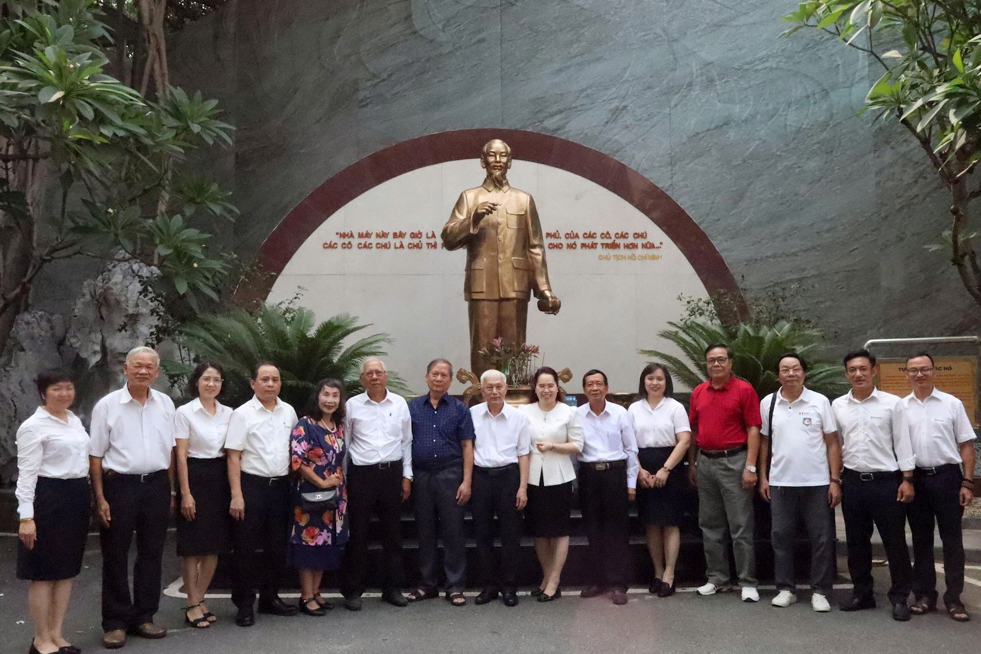 Công đoàn EVNHANOI gặp mặt các thế hệ cán bộ Công đoàn nhân kỷ niệm 96 năm ngày thành lập Công đoàn Việt Nam.