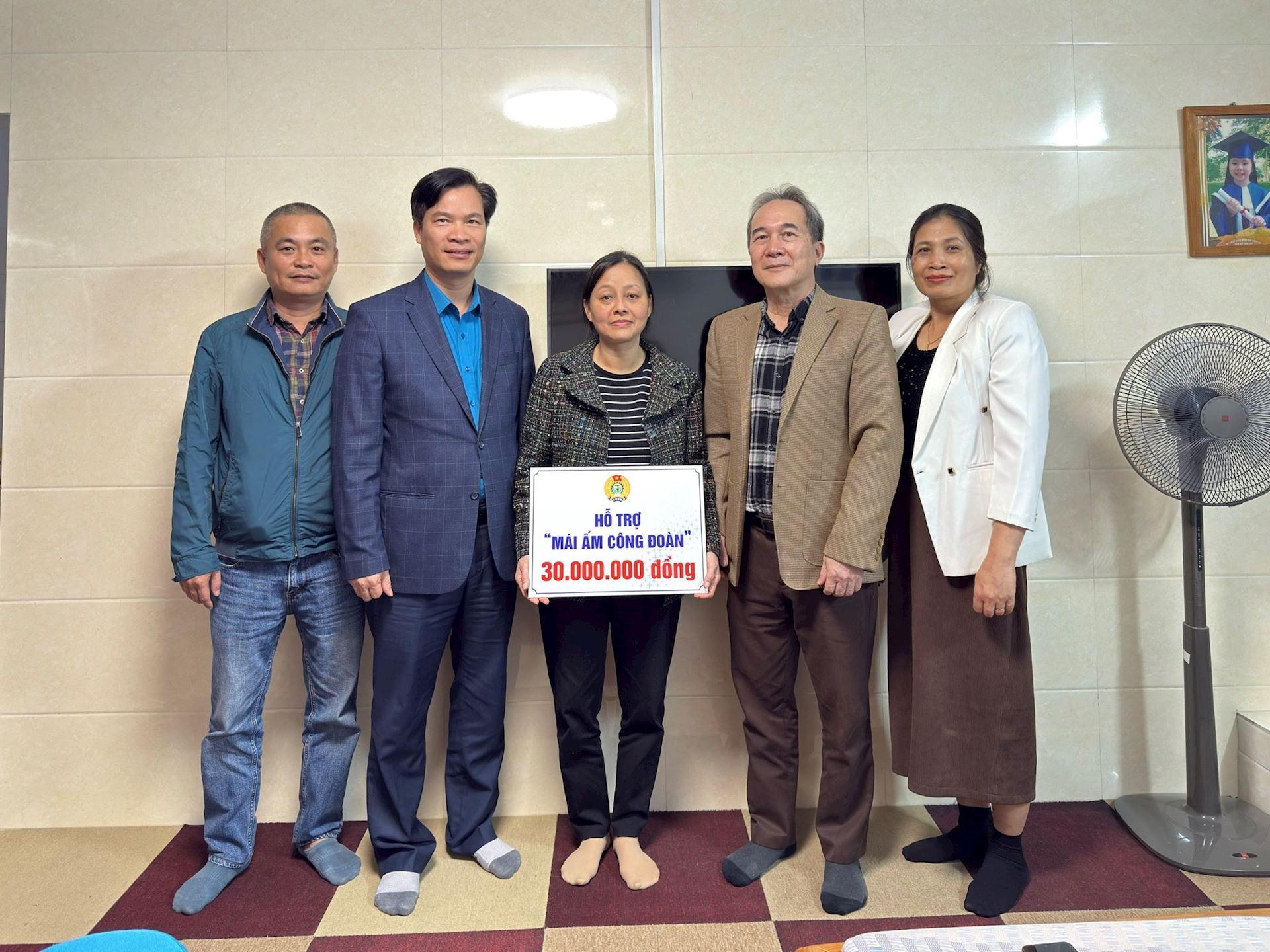 Công đoàn EVNHANOI trao kinh phí hỗ trợ sửa chữa nhà “Mái ấm Công đoàn” năm 2025 cho đoàn viên có hoàn cảnh khó khăn 1