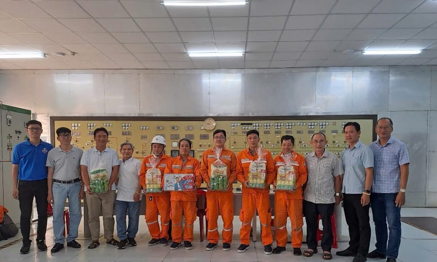 Công đoàn EVNHCMC tổ chức thăm hỏi, động viên, tiếp lửa cho người lao động đang làm việc tại các công trường trong mùa nắng nóng 11