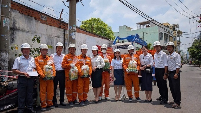 Công đoàn EVNHCMC tổ chức thăm hỏi, động viên, tiếp lửa cho người lao động đang làm việc tại các công trường trong mùa nắng nóng 13