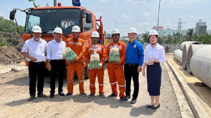 Công đoàn EVNHCMC tổ chức thăm hỏi, động viên, tiếp lửa cho người lao động đang làm việc tại các công trường trong mùa nắng nóng 14