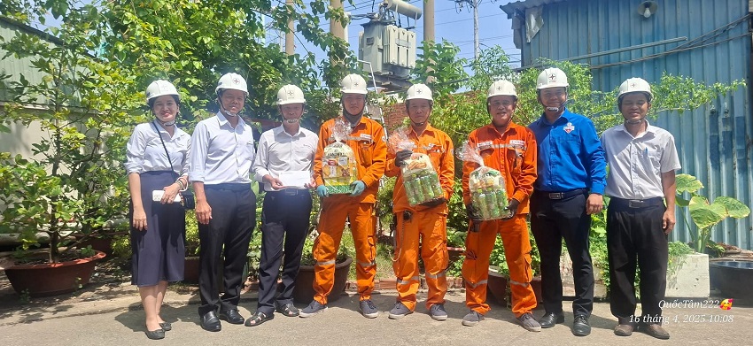 Công đoàn EVNHCMC tổ chức thăm hỏi, động viên, tiếp lửa cho người lao động đang làm việc tại các công trường trong mùa nắng nóng 2